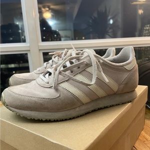 Comfortable shoes for running and everyday use 
Lilac color 
Soft material